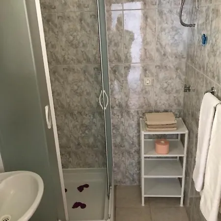 Tona شقة تروغير